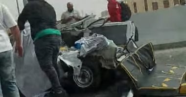 تحطم سيارة ملاكي سقطت عليها لوحة إعلانية بالجيزة.. صور وفيديو
